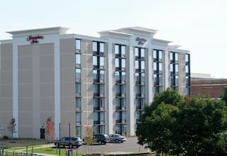 Hampton Inn building image